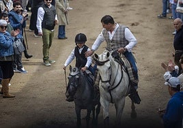José Luis Sánchez, de siete años, ha cruzado por La Corredera de Arroyo de la Luz subido a lomos de su poni Furik.