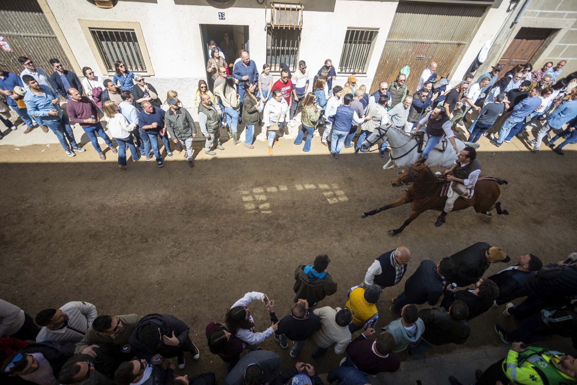 Así han cruzado los jinetes por La Corredera de Arroyo de la Luz