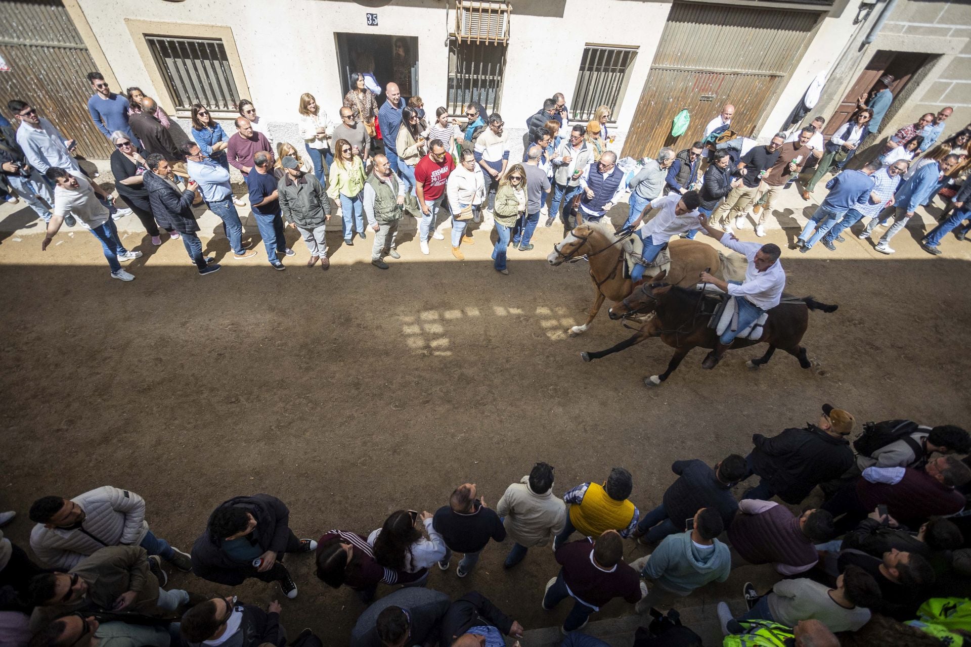 Así han cruzado los jinetes por La Corredera de Arroyo de la Luz