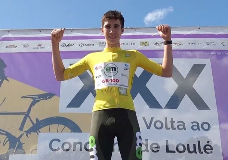 Mario Cordero con su maillot amarillo de líder de la general de la Volta a Louñe Junior.