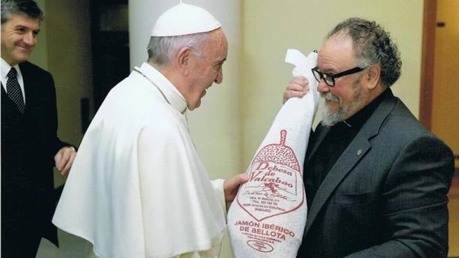 A la izquierda, Pedro Alberto Delgado entrega un jamón al Papa Francisco; y a la derecha, Francisco Javier Romero y Pedro Alberto con el Santo Padre.