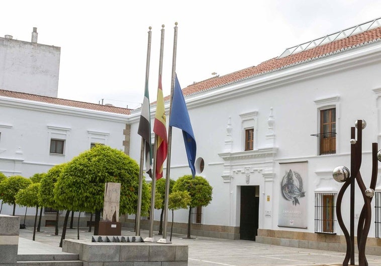 Extremadura se suma a los tres días de luto oficial y las banderas ondean a media asta
