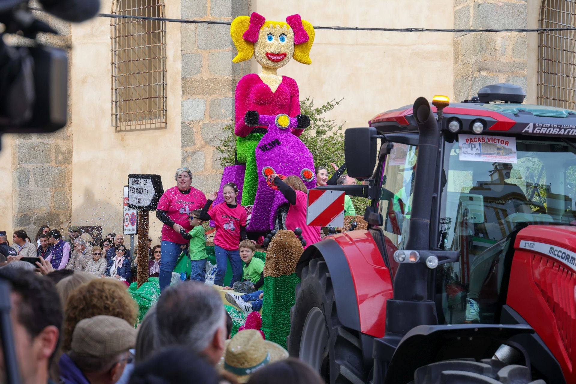 Fotos: Desfile de carrozas de la romería de Piedraescrita de Campanario