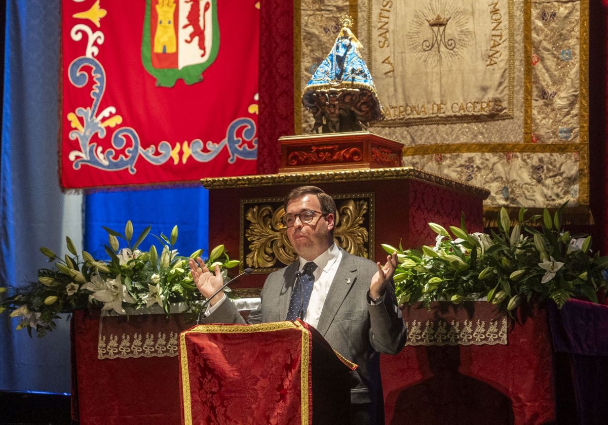 El pregonero de la Virgen de la Montaña recuerda a quienes trabajan en torno a la patrona de Cáceres