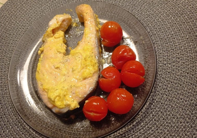 Rodajas de salmón con salsa de yogur y cúrcuma