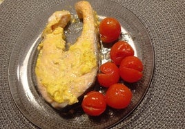 Salmón con salsa de yogur y cúrcuma acompañado de tomates cherry asados