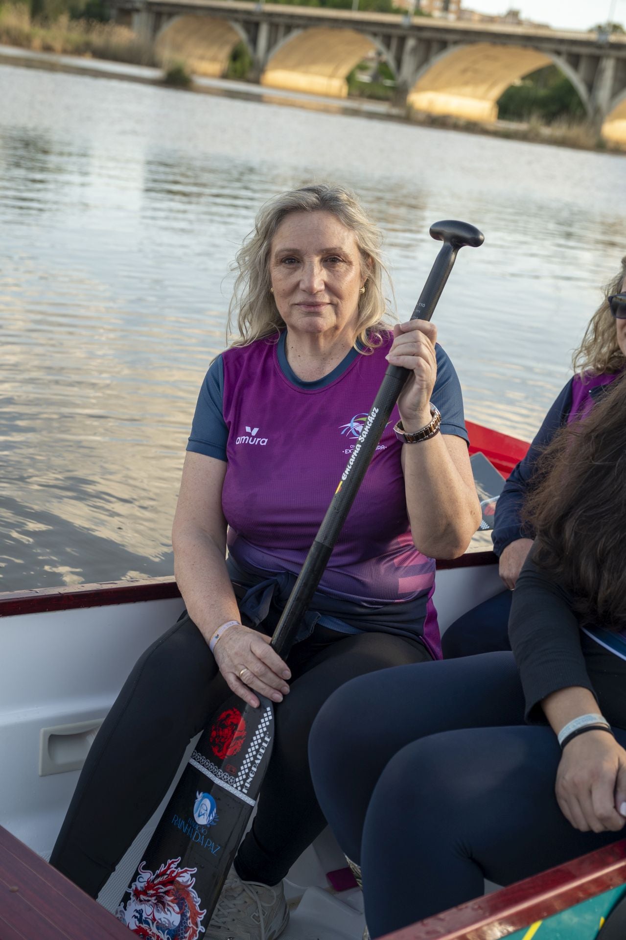 Imagen secundaria 1 - El barco dragón, donde las mujeres con cáncer de mama se hacen palistas