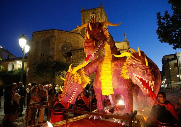 26 dragones recorren Cáceres esta noche en el desfile de San Jorge