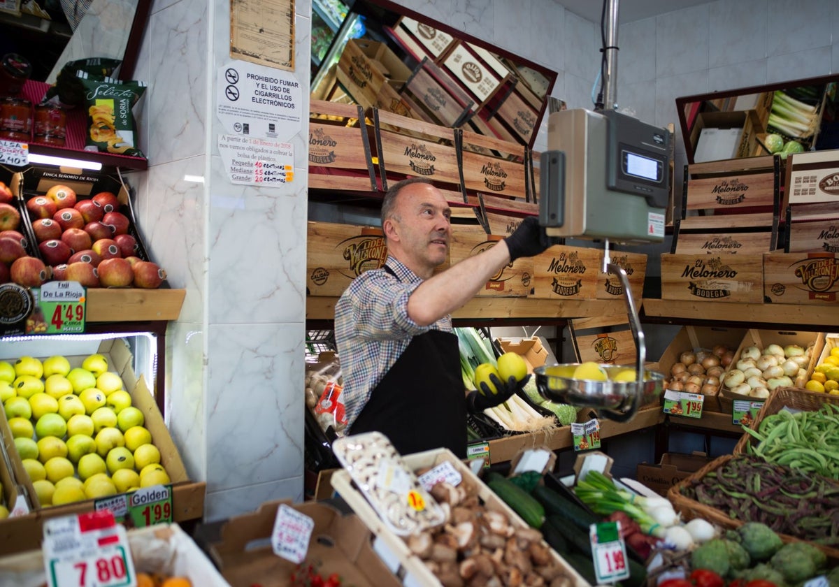 Un autónomo en su tienda de frutas y hortalizas.