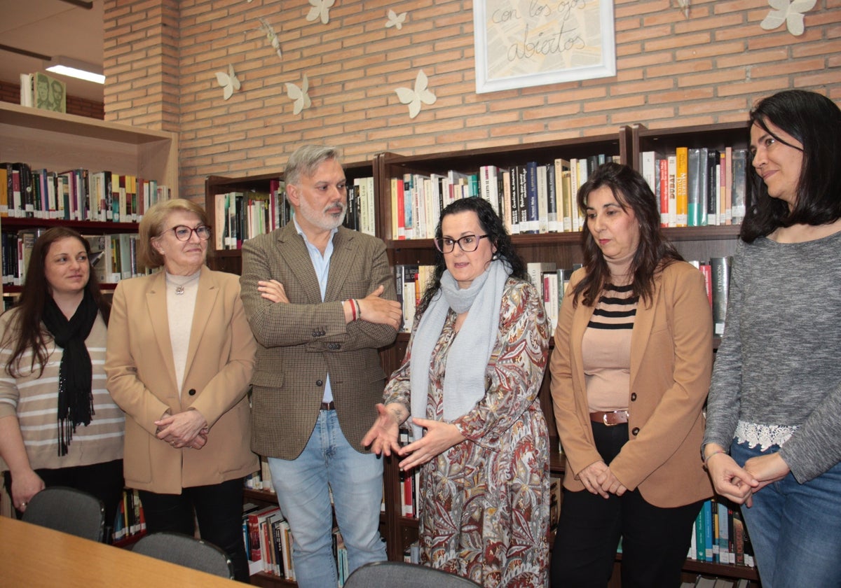 Acto de inauguración de la nueva biblioteca de San Miguel, con la presencia del alcalde.