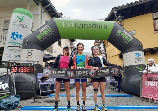 Podio femenino con Susana Rodríguez, Minerva Muñoz y Claudia Gutiérrez.
