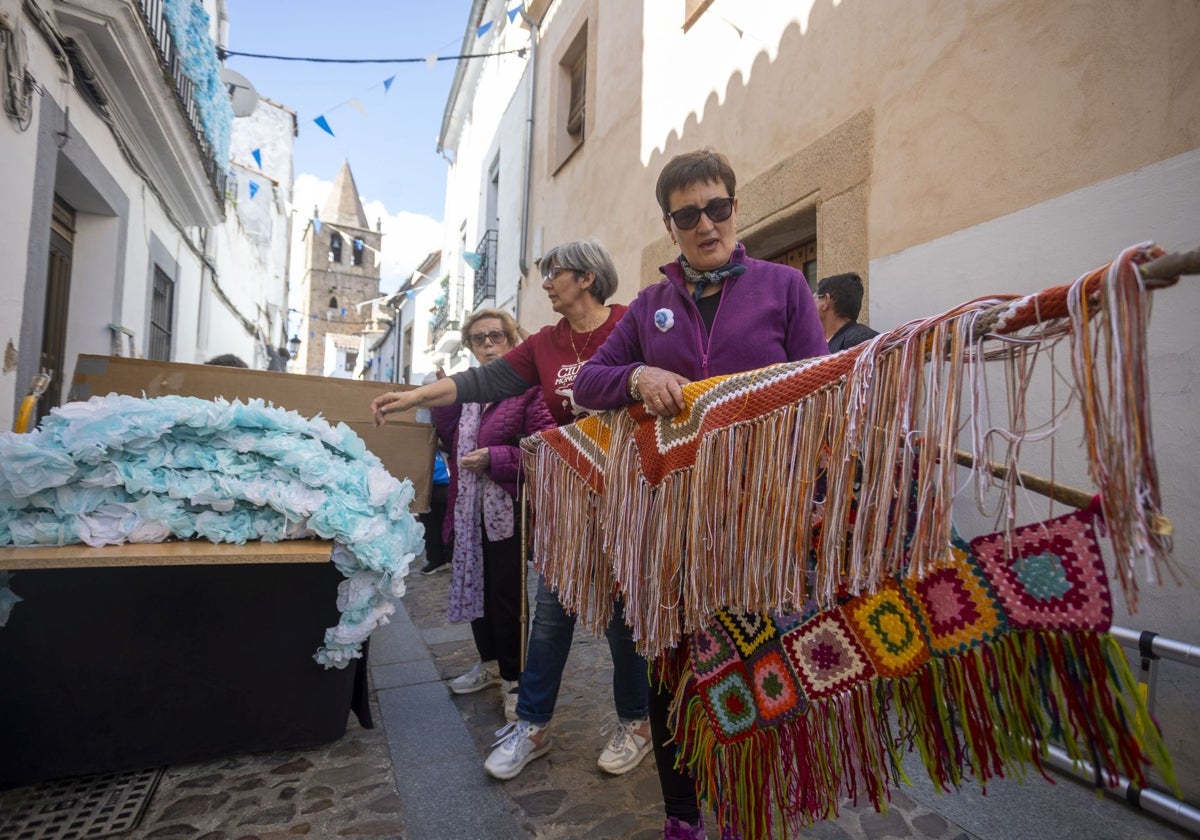 Cáceres se engalana para recibir a la Virgen de la Montaña