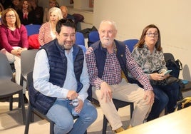 Afredo Moreno, a la izquierda, junto a su oponente Jesús Muñoz, ante de empezar el proceso asambleario.