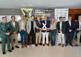 Las autoridades durante la presentación de la Baja TT Dehesa de Extremadura.