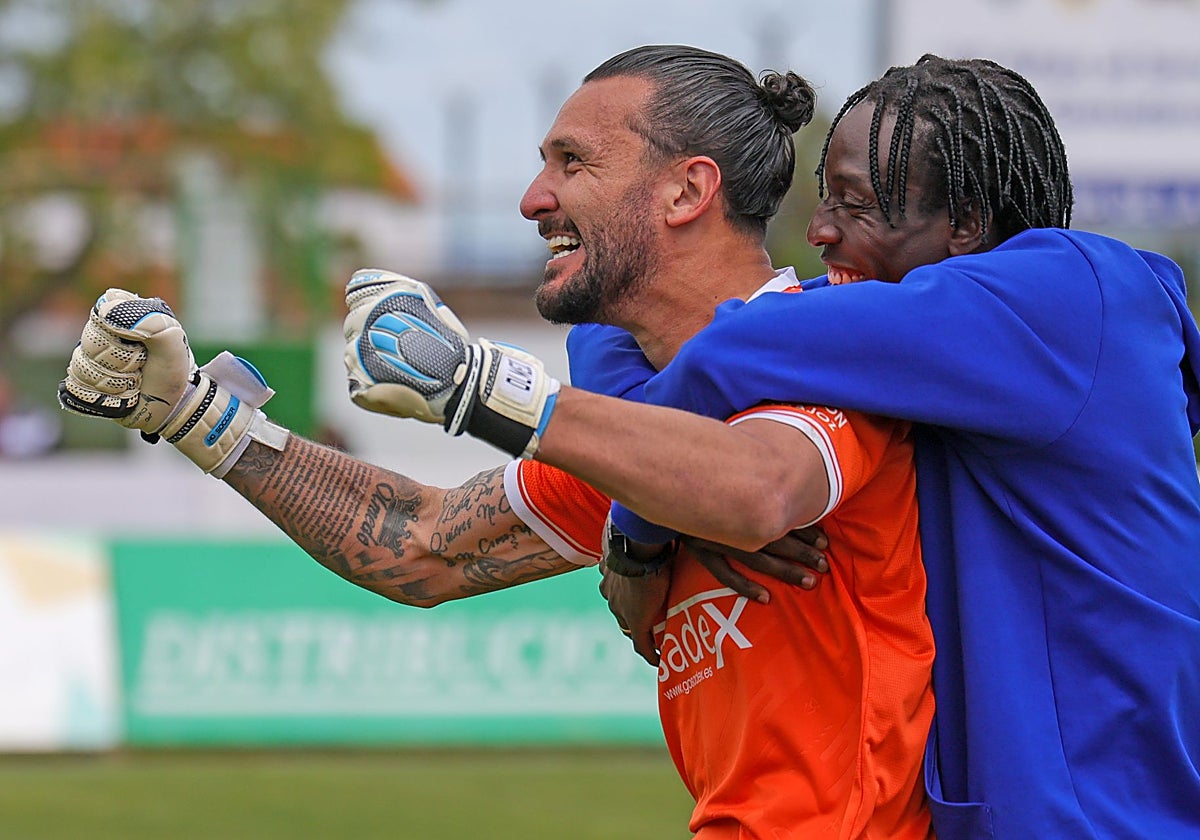 Adighibe abraza a Olmedo tras el vital triunfo del Villanovense contra el Xerez CD este pasado domingo.