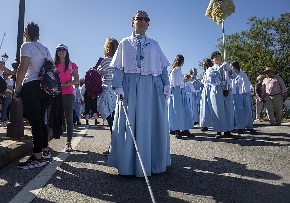 Medea Fresneda, este miércoles vestida con la túnica de la cofradía, en la procesión de descenso.