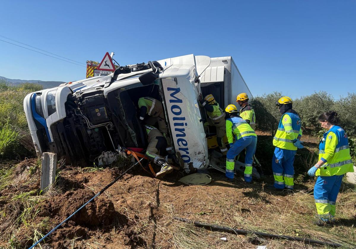 Herido el conductor de un camión tras volcar en la EX-105 a la altura de Villagonzalo