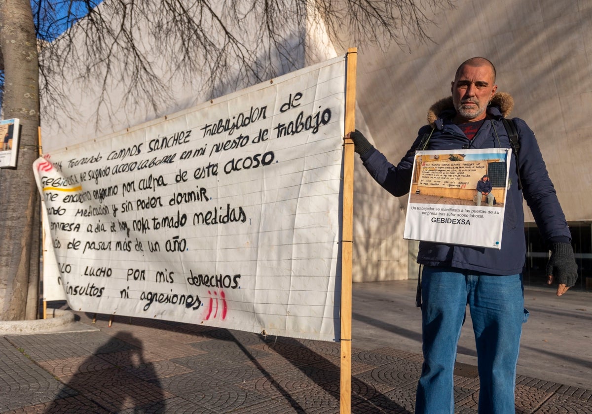 Fernando Campos, ante las oficinas de Gebidexsa en Cáceres.