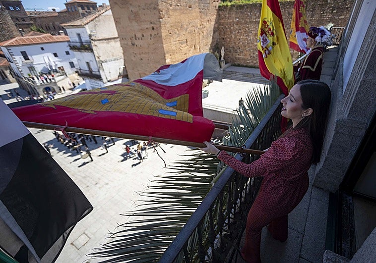 Noelia Rodríguez hace tremolar el pendón de San Jorge como edil más joven del Ayuntamiento.