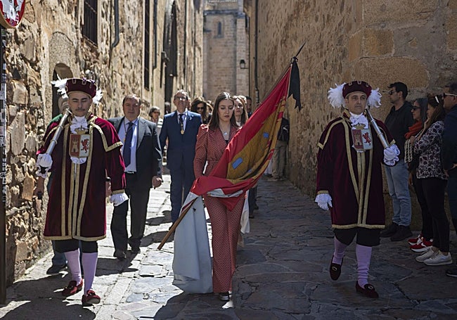 Procesión cívica en la Ciudad Monumental.