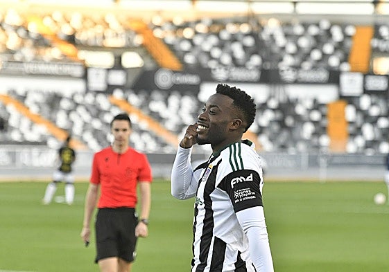 Jannick Buyla celebra un gol con el Badajoz en el Nuevo Vivero.
