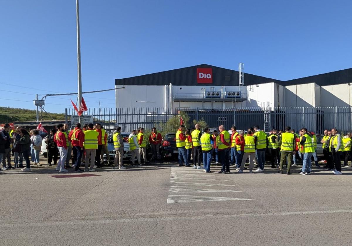 La plantilla de la plataforma logística de DIA en Mérida desconvoca la huelga