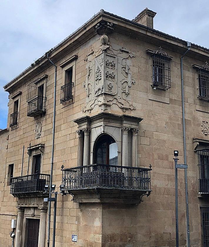 Imagen secundaria 2 - El castillo, la estatua de Pizarro y el balcón esquinado son algunos de los elementos más reconocibles de la localidad.