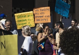 Manifestación de padres contra la dirección del colegio Lope de Vega en la tarde del jueves.