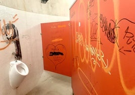 Paredes repletas de pintadas en los baños públicos de Gloria Fuertes.
