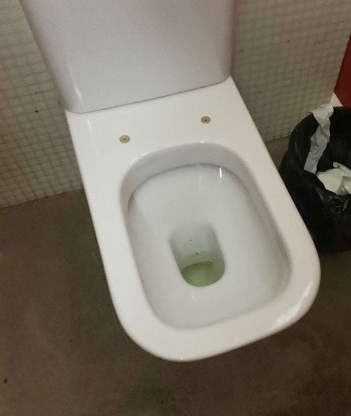 Imagen secundaria 2 - La zona de los urinarios, afectada. La de los lavabos sin espejo, por haber desaparecido, una parte del mobiliario deteriorada y el servicio sin tapadera.