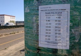 Horario actualizado en una vieja marquesina en el hospital.