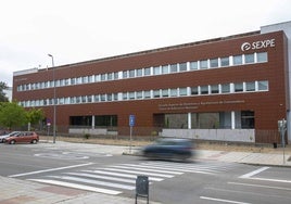 Escuela de Hostelería, situada frente al Palacio de Congresos.