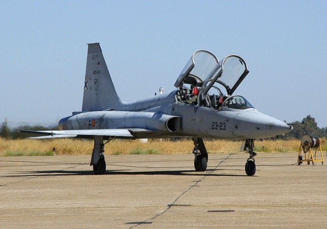 Un F5 en la base aérea de Talavera la Real.