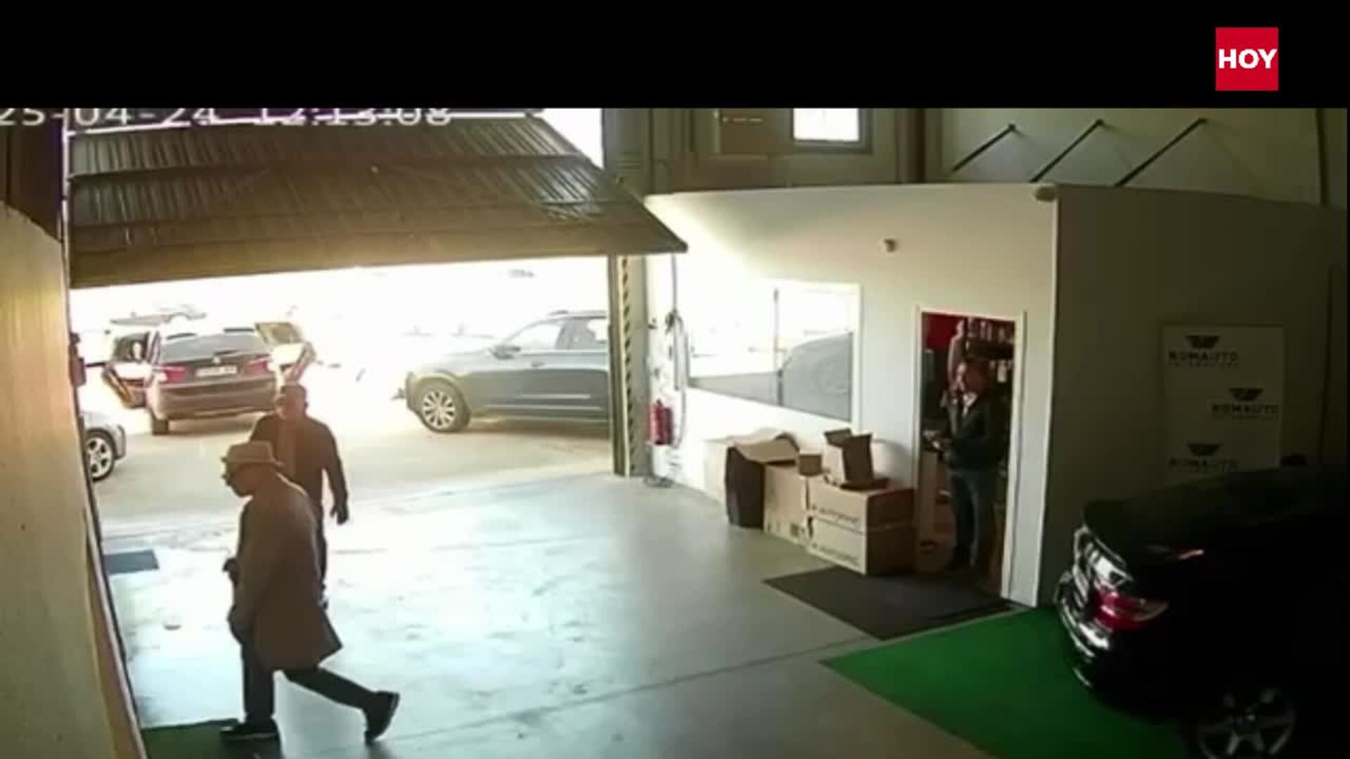 Dos hombres armados con armas de fuego entran en una nave de venta de coches en Badajoz