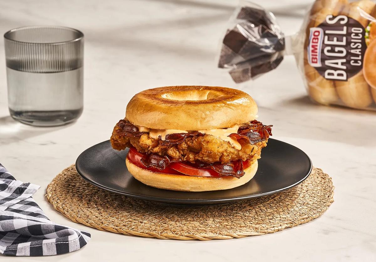 Bocadillo con pan bagel de pollo crujiente y bacon