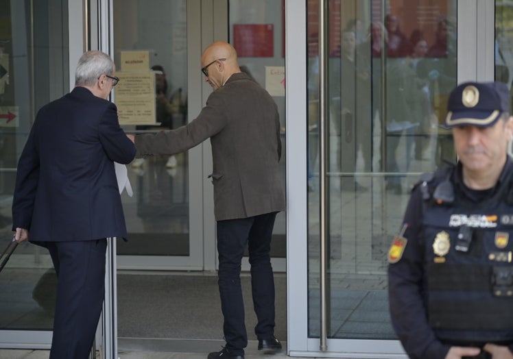 Luis Carrero entra en los juzgados este viernes por la mañana.