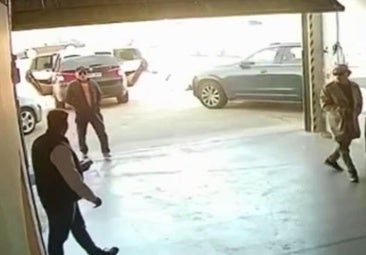 Dos hombres irrumpen con armas de fuego en un negocio de venta de coches en Badajoz