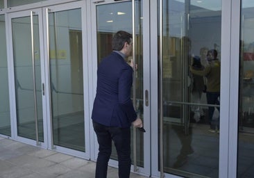 El hermano de Pedro Sánchez llega a pie a los juzgados sin responder preguntas a los periodistas