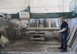 Juan Antonio Mansilla, presidente de la Asociación Extremeña de Marmolistas, en su taller de granito, mármol y aglomerados de cuarzo.