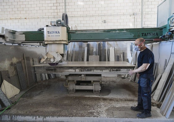 Juan Antonio Mansilla, presidente de la Asociación Extremeña de Marmolistas, en su taller de granito, mármol y aglomerados de cuarzo.
