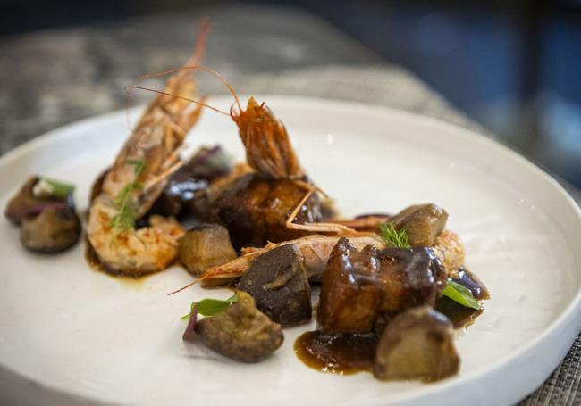 Panceta con gambones y boletus.