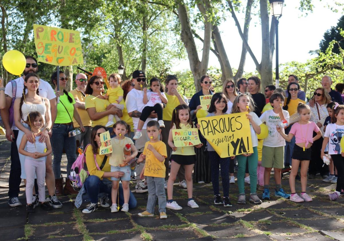 De amarillo para pedir el arreglo de los parques infantiles de Plasencia