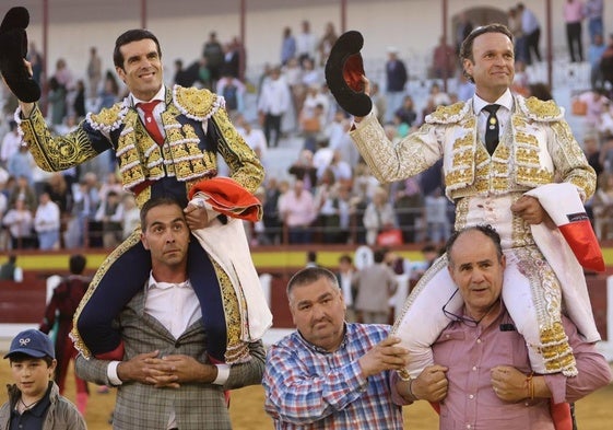 Los diestros Antonio Ferrera (d) y Emilio de Justo (i) salen a hombros en Mérida.