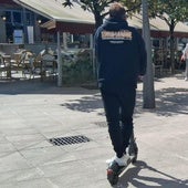 Imagen de archivo de un usuario de patinete montado en el vehículo.