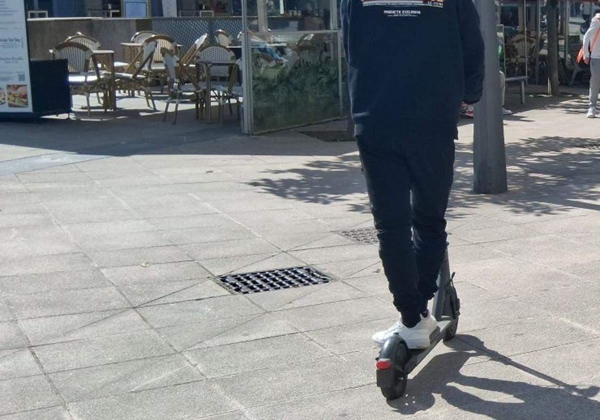 Herido un joven de 25 años en el choque entre un patinete y un camión en Badajoz