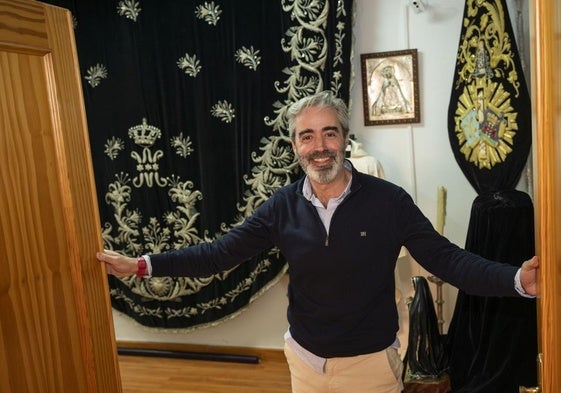 El nuevo hermano mayor, Francisco Javier Gutiérrez 'Guti' en el museo de la hermandad.