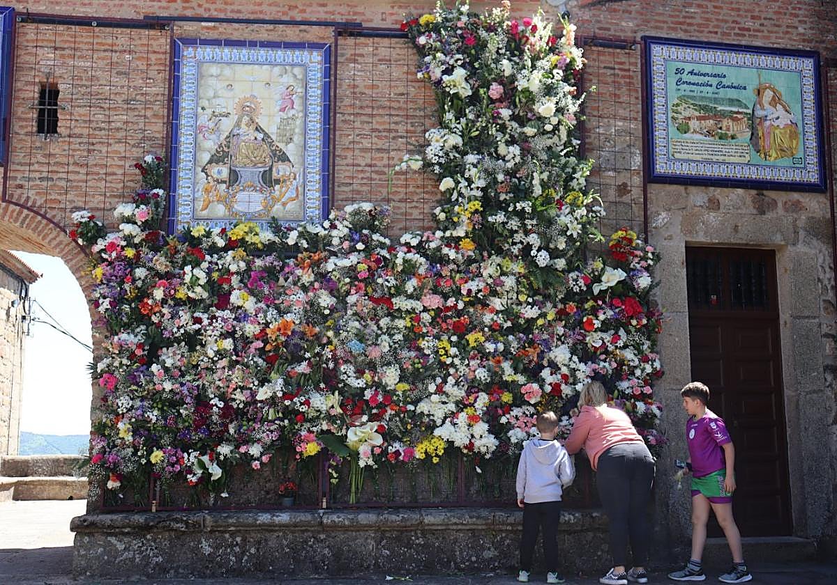Las flores adornan la ermita desde primera hora del sábado.