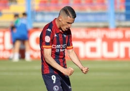 Callejón celebra uno de los dos goles que anotó en el triunfo ante el Diocesano.