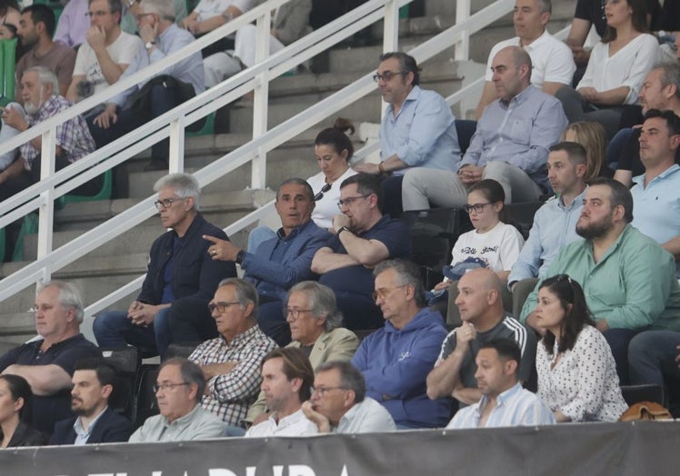 Sergio Scariolo en las gradas del Multiusos viendo el partido de su hijo, jugador del Palmer.