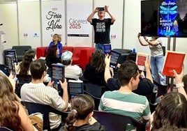 Francisco de Paula (Blue Jeans) pidió a sus lectores que levantasen sus libros para fotografiarles.